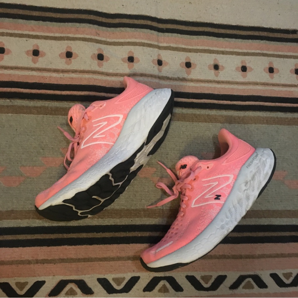New Balance women’s 7.5 Fresh Foam 1080 Pink & White NB sneakers athletic GUC - Picture 2 of 12